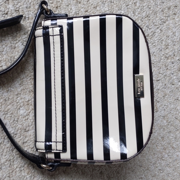 Kate Spade Chelsea Park Jade crossbody bag, black and white stripes - Picture 2 of 7